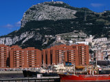 Port and Apartment Blocks Beneath Rock of Gibraltar, Gibraltar, Gibraltar Photographie par Wayne Walton