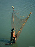 Man Fishing with Net, Amarapura, Mandalay, Myanmar (Burma) Photographie par Bernard Napthine