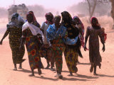 Women Walking Out Of  Town,  Maradi, Niger Lámina fotográfica por Oliver Strewe