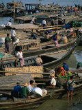 Local Boats Loading and Unloading Goods, Mawlamyaing, Mon State, Myanmar (Burma) Photographie par Bernard Napthine