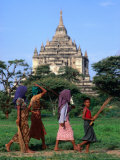 Villagers Walking on Path Near Thatbyinnyu Old Bagan, Mandalay, Myanmar (Burma) Photographie par Glenn Beanland