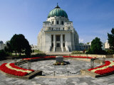 Dr Karl-Lueger-Kirche Overlooking Tomb Of Dr Karl Renner At Zentralfriedhof., Vienna, Austria Lámina fotográfica por Diana Mayfield Dr Karl-Lueger-Kirche Overlooking Tomb Of Dr Karl Renner At Zentralfriedhof., Vienna, Austria Lámina fotográfica por Diana Mayfield