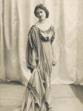Isadora Duncan American Dancer in a Long Robe Lámina fotográfica