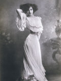 Polaire French Music Hall Entertainer in an Elegant White Dress Fotografisk trykk av Paul Boyer