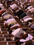 Worshippers Praying on Steps of Jama Masjid, Delhi, India Photographie par Richard I'Anson