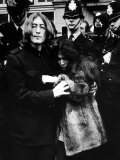 John Lennon with Yoko Ono Leave Marylebone Magistates Court, October 1968 Photographie