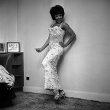 Shirley Bassey, Posing in Long Dress in Dressing Room, May 1965 Fotografie-Druck