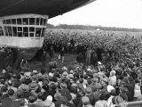 The Graf Zeppelin Airship at Hanworth Aerodrome Surrounded by Onlookers, 1931 Lámina fotográfica