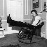 Ian Mckellen Rests at Home Sitting in a Rocking Chair, October 1969 Lámina fotográfica Ian Mckellen Rests at Home Sitting in a Rocking Chair, October 1969 Lámina fotográfica