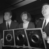 Pop Stars Cilla Black, Billy J Kramer, and Gerry Marsden of Gerry and the Pacemakers in 1964 Lámina fotográfica Pop Stars Cilla Black, Billy J Kramer, and Gerry Marsden of Gerry and the Pacemakers in 1964 Lámina fotográfica