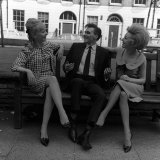 Billy Fury with Co Stars Jackie Sands (Right) and Karen Andrews Fotografie-Druck