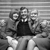 Gerry Marsden of Gerry and the Pacemakers Sits with Cilla Black & Julie Samue, December 1964 Lámina fotográfica Gerry Marsden of Gerry and the Pacemakers Sits with Cilla Black & Julie Samue, December 1964 Lámina fotográfica