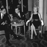 Marilyn Monroe with Husband Arthur Miller and Laurence Olivier, July 1956 Lámina fotográfica