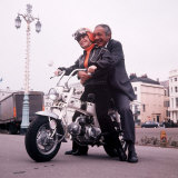 Sid James and Barbara Windsor on Location for Carry on Girls Fotografie-Druck