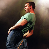 Robbie Williams in Concert at Slane Castle, Gyrating to the Fans, August 1999 Photographie