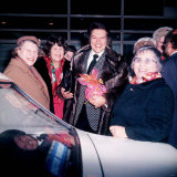 Liberace Wearing a Racoon Skin Coat at Heathrow Airport with Fans Fotografie-Druck
