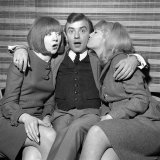 Gerry Marsden of Gerry and the Pacemakers Sits with Cilla Black & Julie Samue, December 1964 Fotografisk tryk