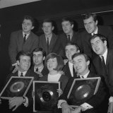 Cilla Black, Billy J Kramer,And Gerry of Gerry and the Pacemakers at Emi Recording Studios in 1964 Lámina fotográfica Cilla Black, Billy J Kramer,And Gerry of Gerry and the Pacemakers at Emi Recording Studios in 1964 Lámina fotográfica