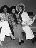 The Supremes Arrive at London's Heathrow Airport, March 1973 Fotografisk tryk The Supremes Arrive at London's Heathrow Airport, March 1973 Fotografisk tryk