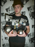 Justin Timberlake with the Three Awards He Won at the MTV Europe Awards 2003 in Edinburgh Scotland Lámina fotográfica Justin Timberlake with the Three Awards He Won at the MTV Europe Awards 2003 in Edinburgh Scotland Lámina fotográfica