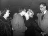 Marilyn Monroe Kisses Sir Laurence Olivier Farewell as She Leaves with Her New Husband Arthur Mille Lámina fotográfica Marilyn Monroe Kisses Sir Laurence Olivier Farewell as She Leaves with Her New Husband Arthur Mille Lámina fotográfica