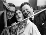 Spike Milligan, Harry Seacombe and Peter Sellers Rehersing for the Goons Radio Show, March 1963 Lámina fotográfica Spike Milligan, Harry Seacombe and Peter Sellers Rehersing for the Goons Radio Show, March 1963 Lámina fotográfica