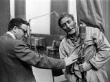 Spike Milligan with Peter Sellers Rehersing for the Goons Radio Show for the BBC, March 1963 Lámina fotográfica Spike Milligan with Peter Sellers Rehersing for the Goons Radio Show for the BBC, March 1963 Lámina fotográfica