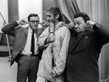 Spike Milligan, Harry Seacombe and Peter Sellers Rehersing for the Goons Radio Show, March 1963 Lámina fotográfica Spike Milligan, Harry Seacombe and Peter Sellers Rehersing for the Goons Radio Show, March 1963 Lámina fotográfica