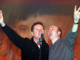 Jim Kerr of Simple Minds and Midge Ure, the Scotland Rocks for Kosovo Concert, May 1999 Fotografie-Druck