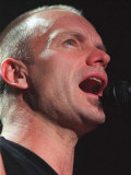 Sting Rock Singer in Aberdeen with Mouth Open Singing into the Microphone Photographie