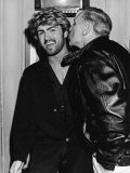 Comedy Writer and Film Director Mel Brooks Kissing George Michael Lámina fotográfica Comedy Writer and Film Director Mel Brooks Kissing George Michael Lámina fotográfica