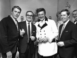Maurice Woodruff Clairvoyant, with Two Famous Pianists Russ Conway Left and Liberace, February 1973 Fotografie-Druck