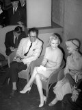 Marilyn Monroe with Her New Husband Arthur Miller and Vivien Leigh at a Press Conference, July 1956 Photographie