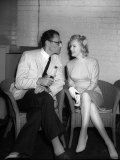 Marilyn Monroe with Her New Husband Arthur Miller at a Press Conference Lámina fotográfica Marilyn Monroe with Her New Husband Arthur Miller at a Press Conference Lámina fotográfica