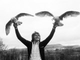 Billy Fury Ex Pop Star on the Farm with Two Gulls, February 1977 Fotografie-Druck