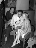 Marilyn Monroe with Her New Husband Arthur Miller at a Press Conference in London Lámina fotográfica Marilyn Monroe with Her New Husband Arthur Miller at a Press Conference in London Lámina fotográfica