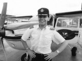 Gary Numan with One of the New Planes He Had Bought, September 1981 Lámina fotográfica Gary Numan with One of the New Planes He Had Bought, September 1981 Lámina fotográfica