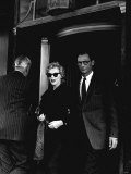 Marilyn Monroe and Husband Arthur Miller Leave Their London Hotel, July 1956 Lámina fotográfica Marilyn Monroe and Husband Arthur Miller Leave Their London Hotel, July 1956 Lámina fotográfica