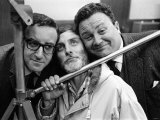 Spike Milligan, Harry Seacombe and Peter Sellers Rehersing for the Goons Radio Show, March 1963 Lámina fotográfica Spike Milligan, Harry Seacombe and Peter Sellers Rehersing for the Goons Radio Show, March 1963 Lámina fotográfica