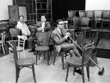 Spike Milligan, Harry Seacombe and Peter Sellers Rehersing for the Goons Radio Show, March 1963 Lámina fotográfica Spike Milligan, Harry Seacombe and Peter Sellers Rehersing for the Goons Radio Show, March 1963 Lámina fotográfica