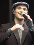 Will Young Performing on Stage, Covent Garden London, Pop Idol Open Air Concert, April 2002 Lámina fotográfica