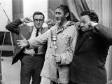 Spike Milligan, Harry Seacombe and Peter Sellers Rehersing for the Goons Radio Show, March 1963 Lámina fotográfica Spike Milligan, Harry Seacombe and Peter Sellers Rehersing for the Goons Radio Show, March 1963 Lámina fotográfica