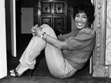 Shirley Bassey at Home Lámina fotográfica Shirley Bassey at Home Lámina fotográfica