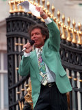 Cliff Richard Greets Crowds Gathered at Buckingham Palace, 1995 Fotografisk tryk Cliff Richard Greets Crowds Gathered at Buckingham Palace, 1995 Fotografisk tryk