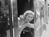 Lauren Bacall in Paris, Waving out from an Entrance, July 1968 Fotografie-Druck