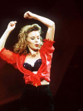 Kylie Minogue on Stage with Arms in Air Fotografie-Druck