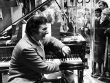 Liberace Entertainer Pianist at Chappells, October 1972 Fotografie-Druck