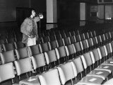 David Essex Checking out the Sound System in a Theatre at the Start of a 52 Date Tour, October 1976 Fotografie-Druck