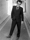 Elvis Costello, the Newest Sensation on the Music Scene, Standing in a Small Street, August 1977 Lámina fotográfica