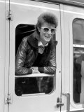 David Bowie Leaning out of a Railway Carriage of the Paris Boat Train at Victoria Station, July 197 Lámina fotográfica